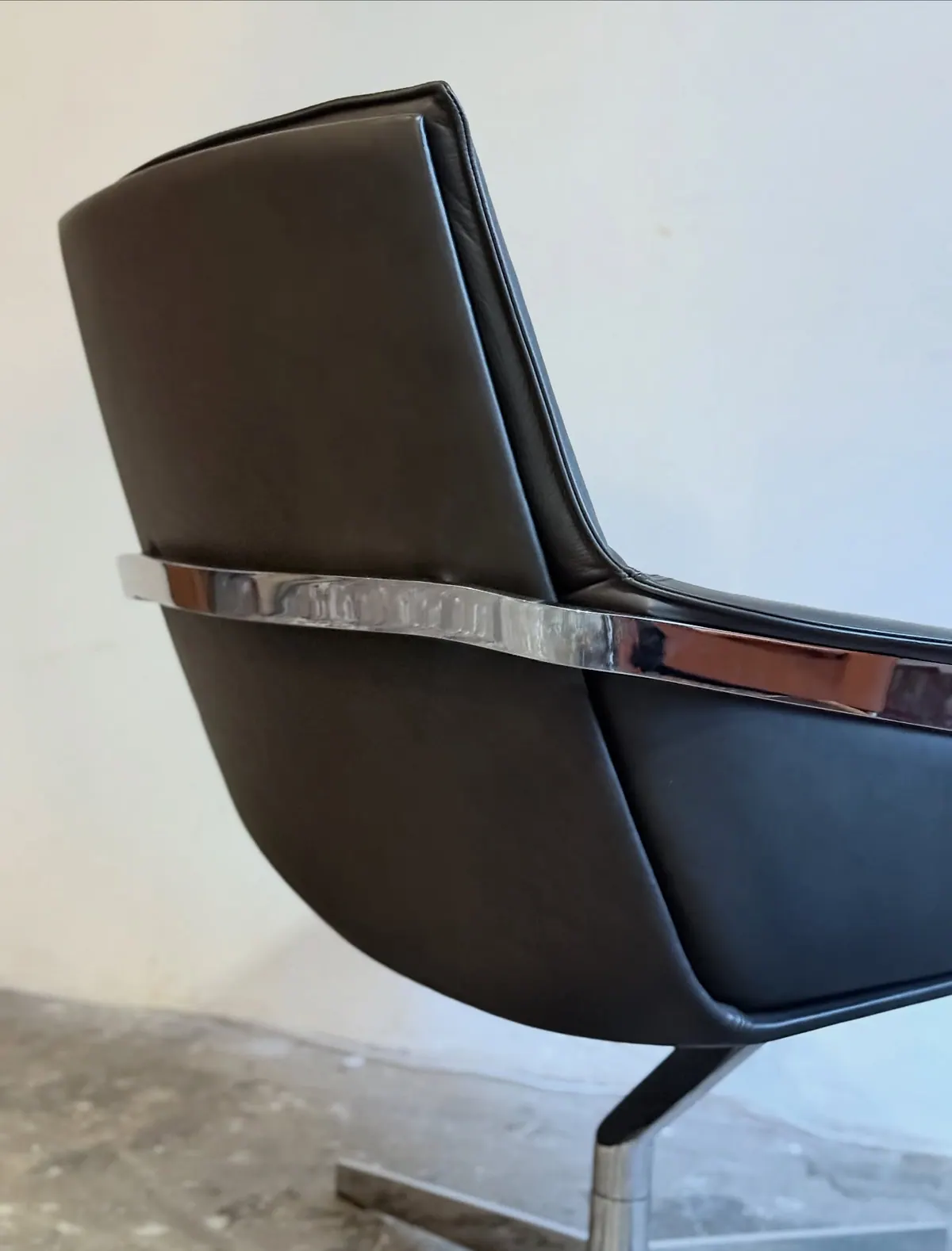 Poltrona girevole IP Design Bond, pelle nera — 4