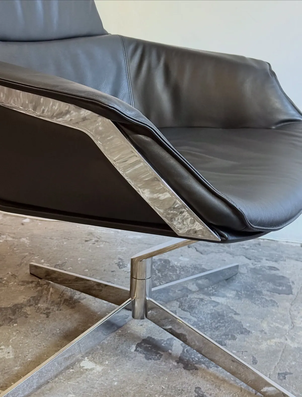 Poltrona girevole IP Design Bond, pelle nera — 6