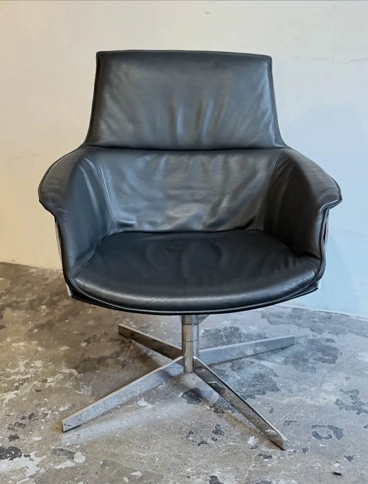 Poltrona girevole IP Design Bond, pelle nera — 7