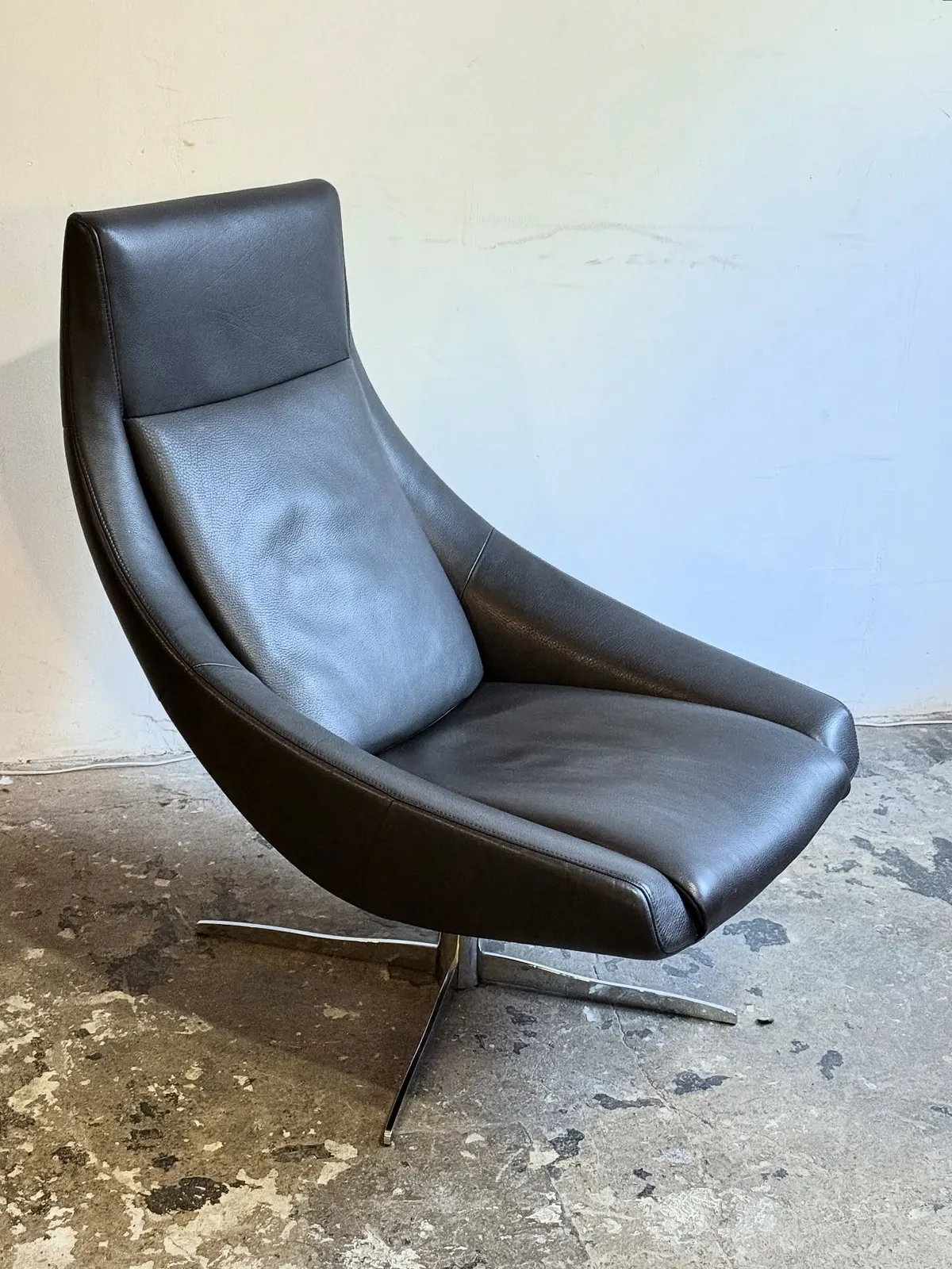 JORI Ovni swivel armchair, polar grey leather