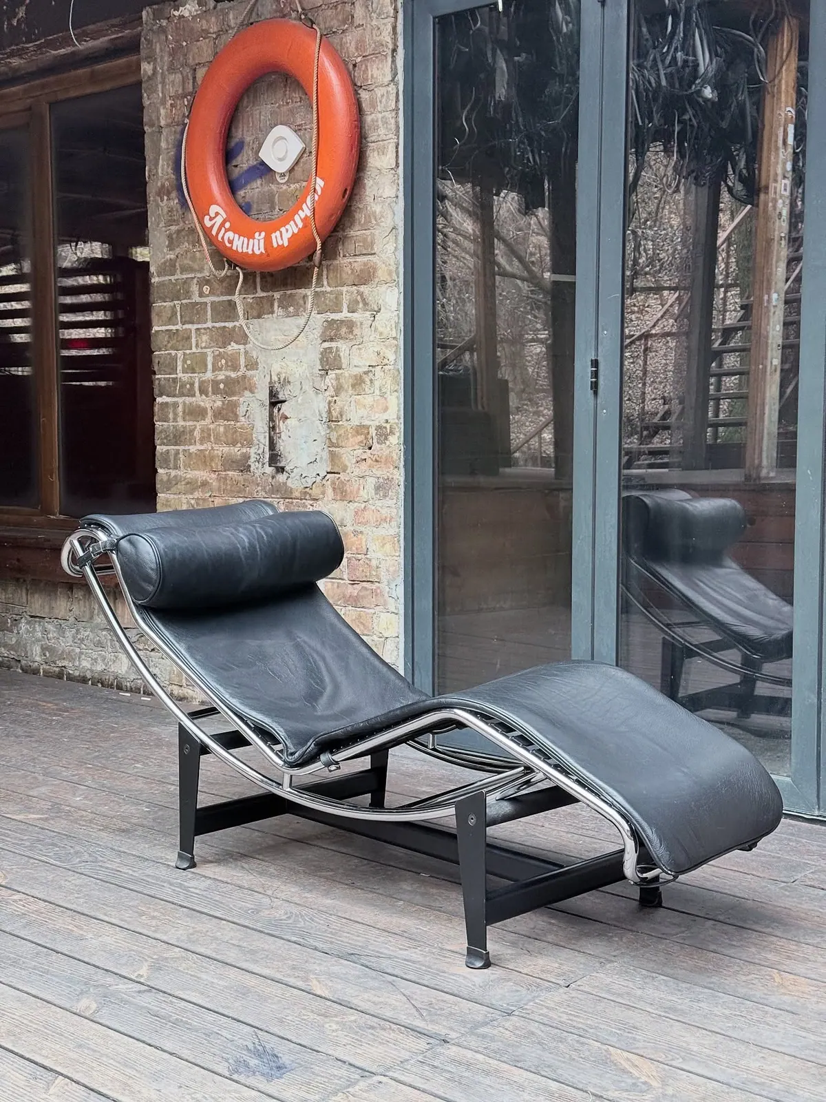 LC4-style chaise longue, black leather