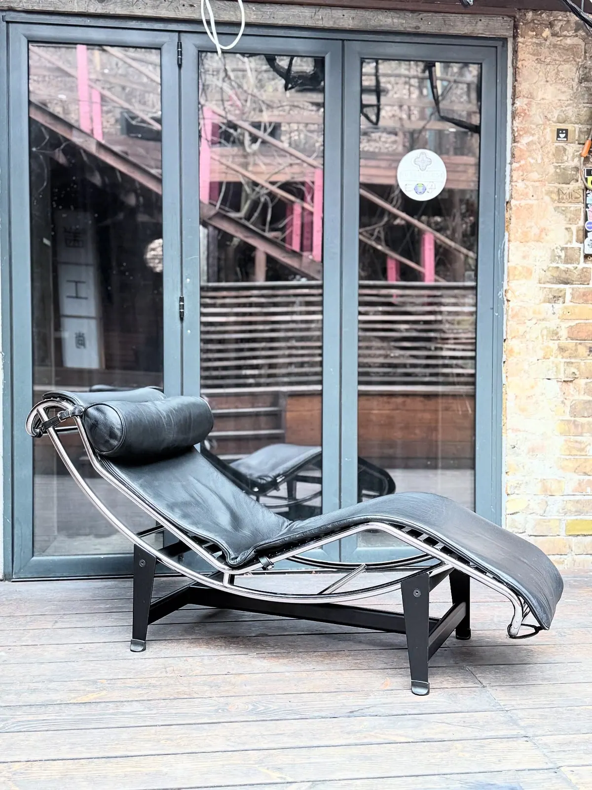 Chaise longue stile LC4, pelle nera — 10
