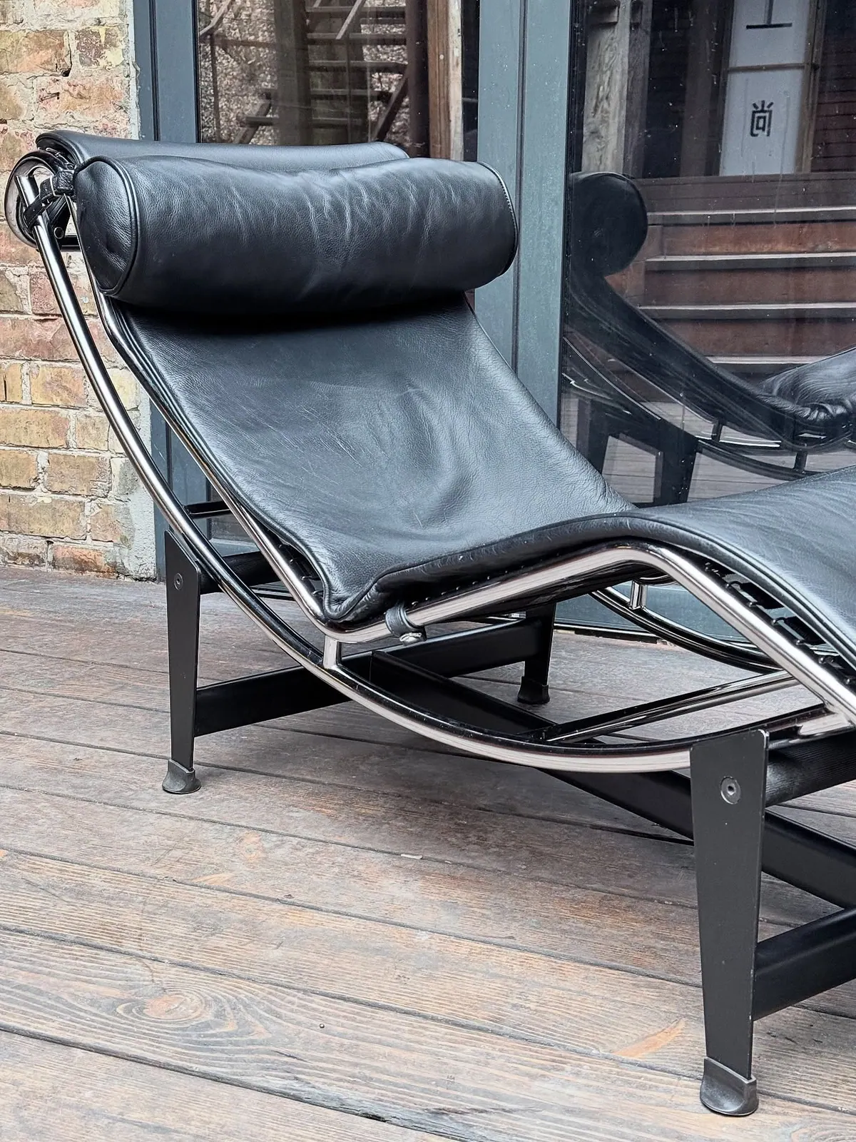 Chaise longue stile LC4, pelle nera — 2