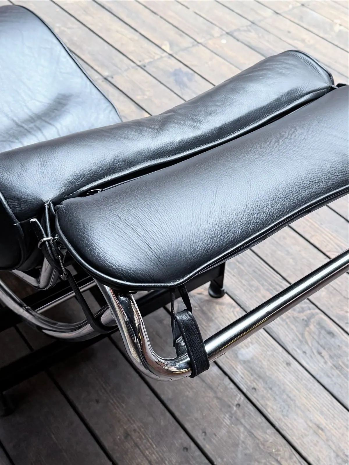 Chaise longue stile LC4, pelle nera — 6