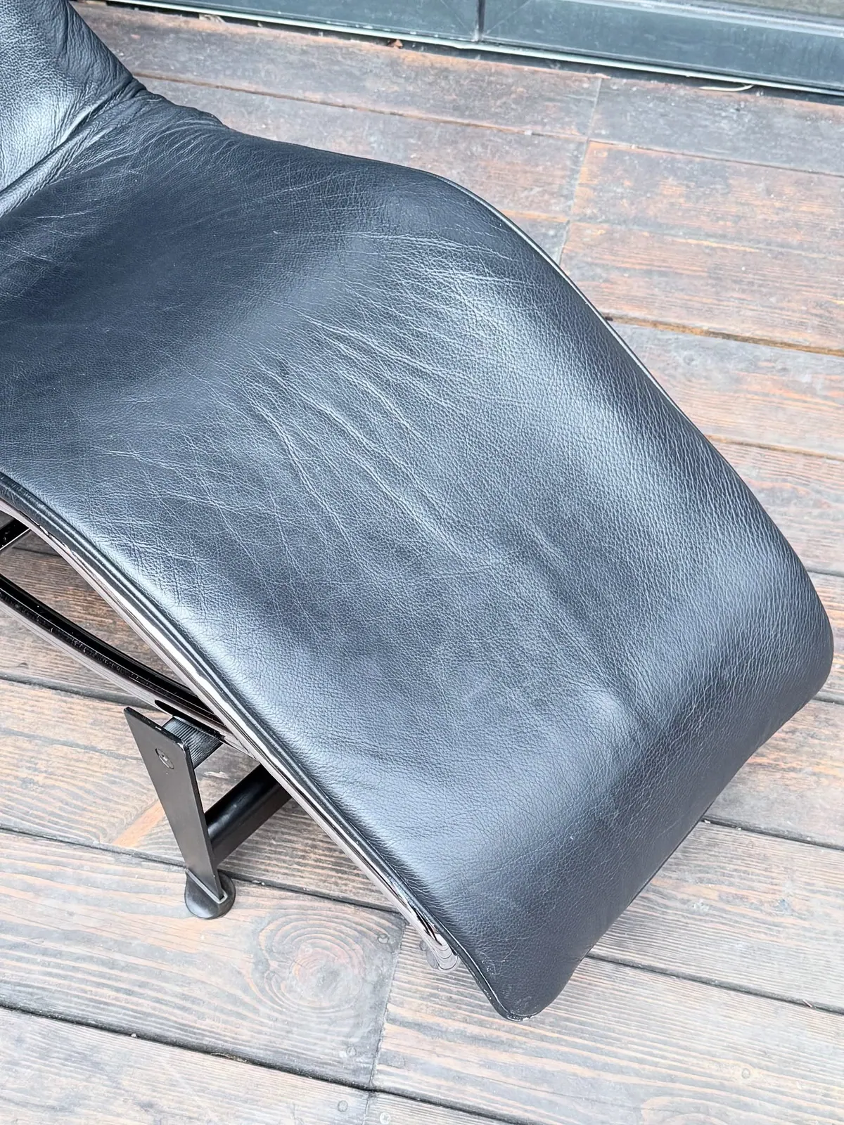 Chaise longue stile LC4, pelle nera — 9