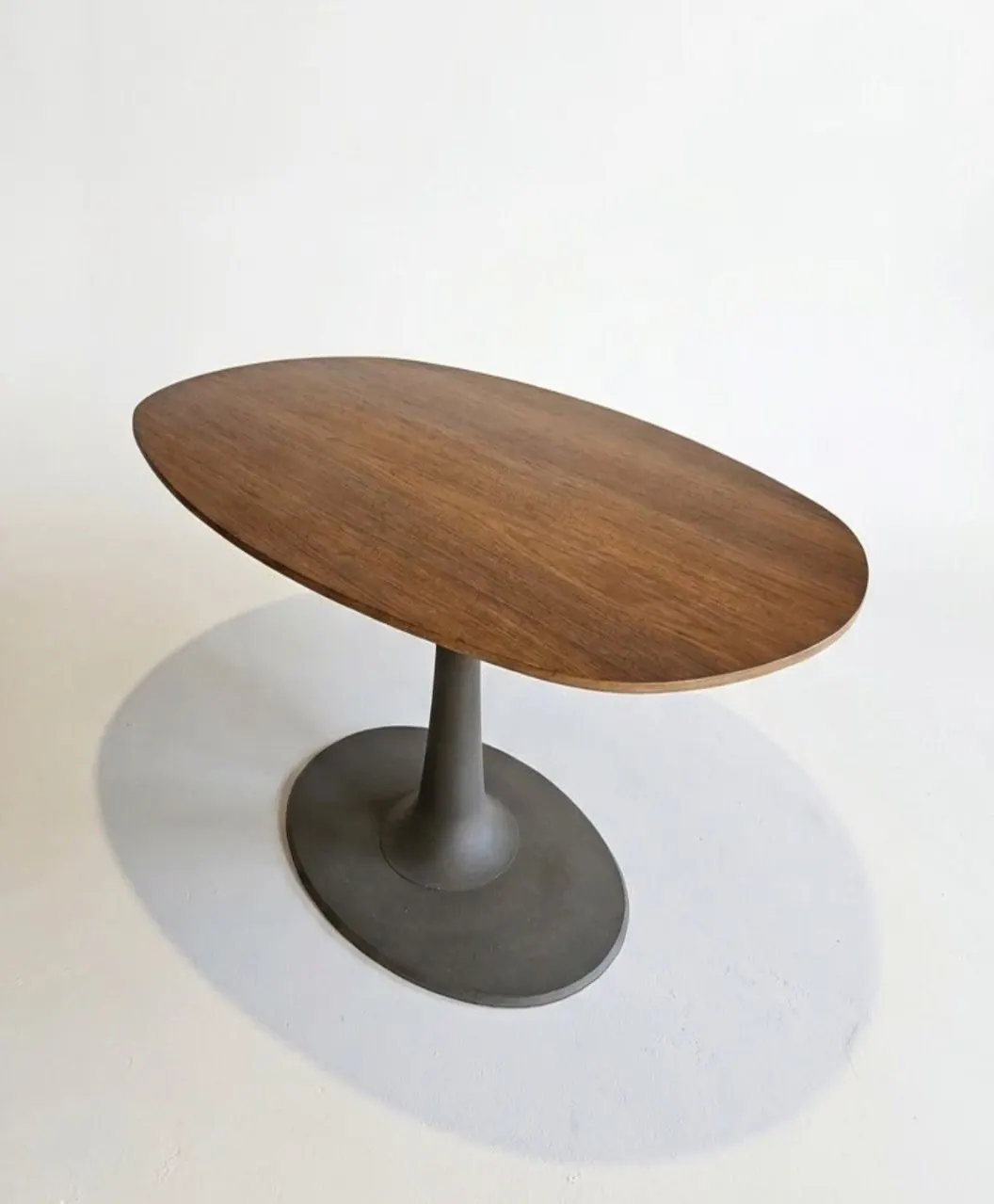 Leolux Columna table by Hugo de Ruiter, walnut