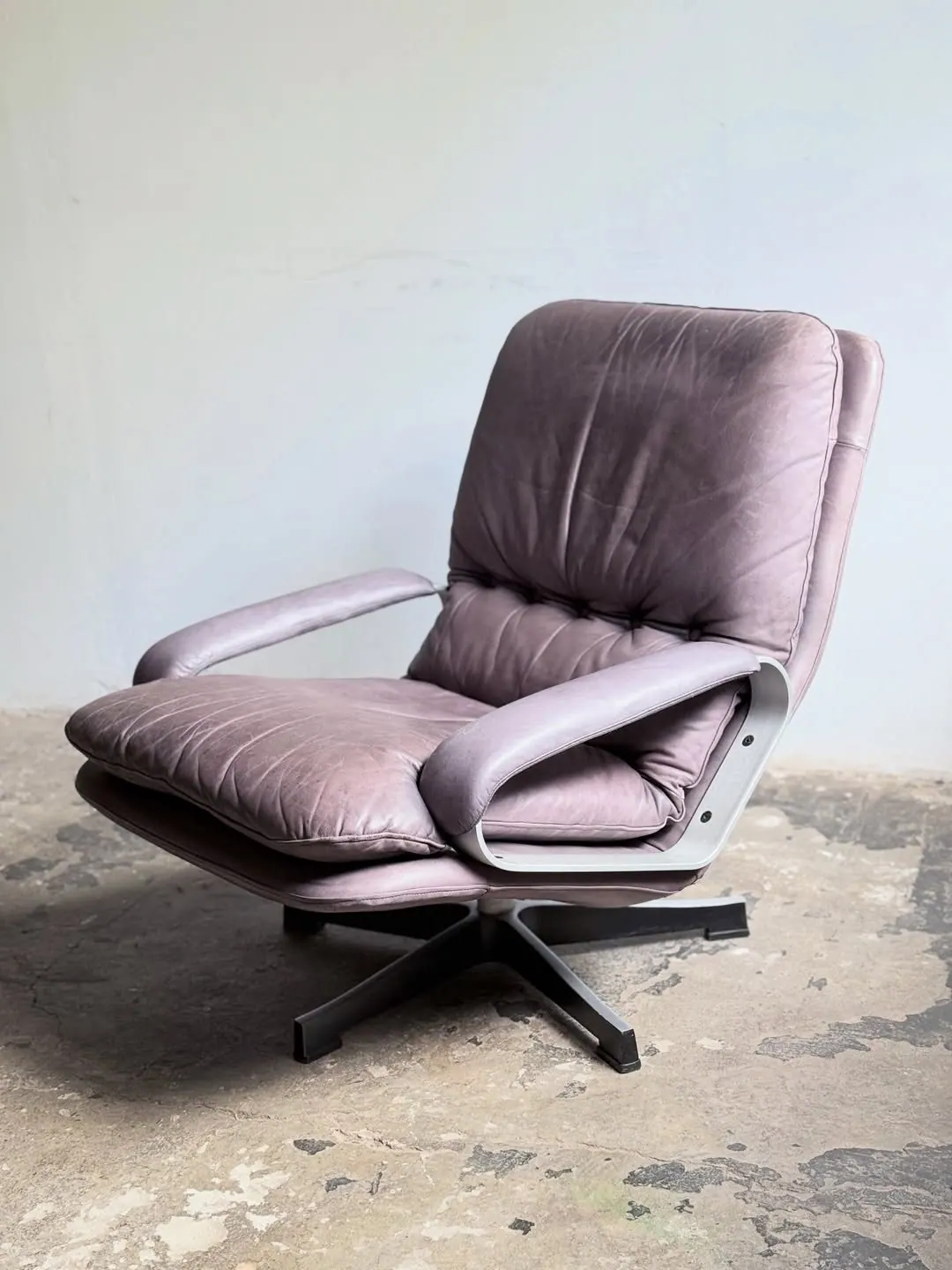Lounge chair, dusty rose grey leather