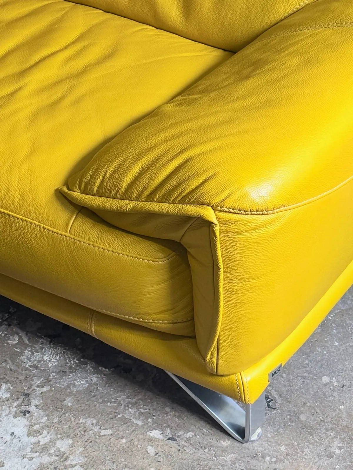 Dreisitzer-Sofa MUSE, Leder in Zitronengelb — 2