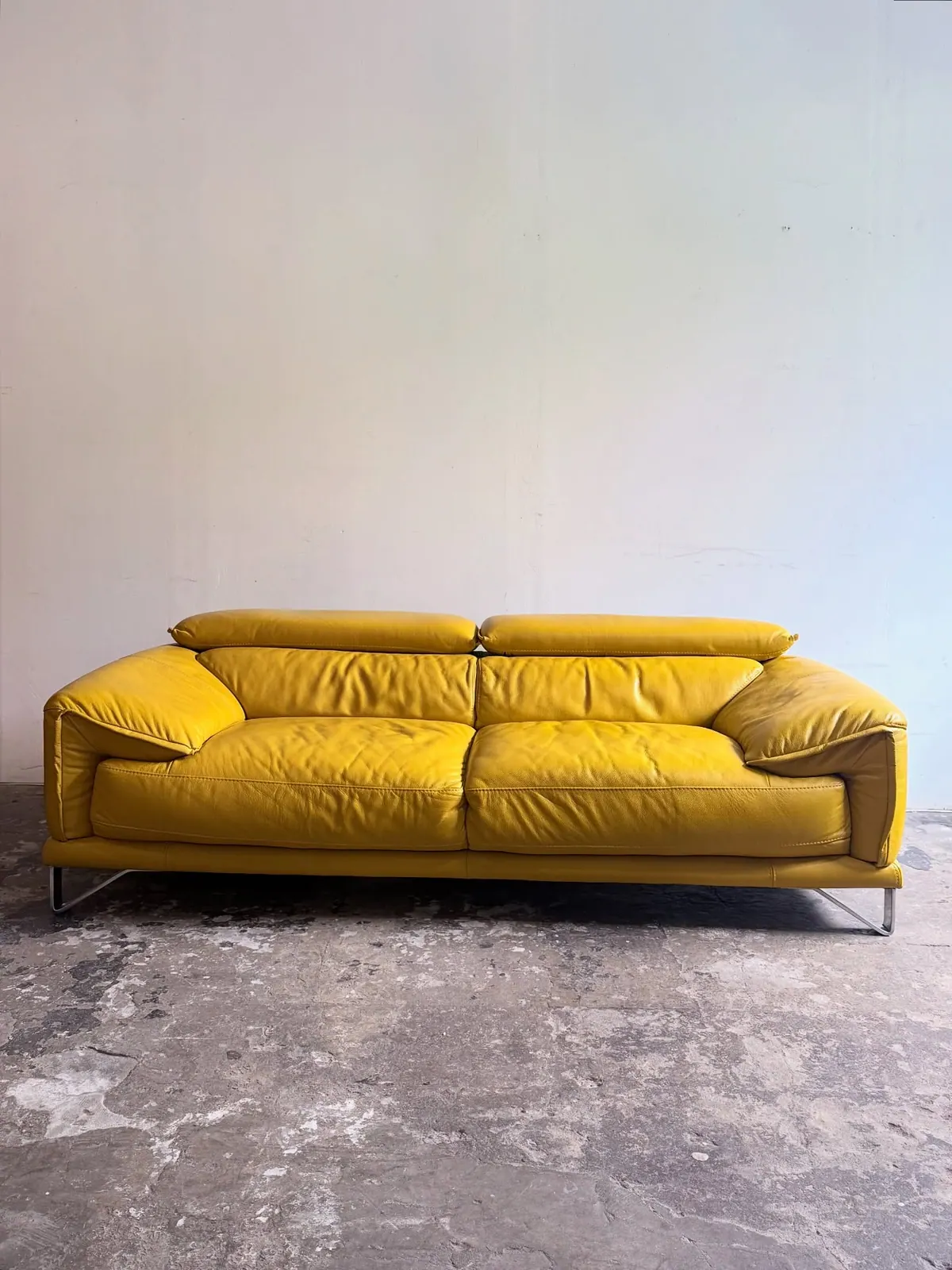 Dreisitzer-Sofa MUSE, Leder in Zitronengelb — 3