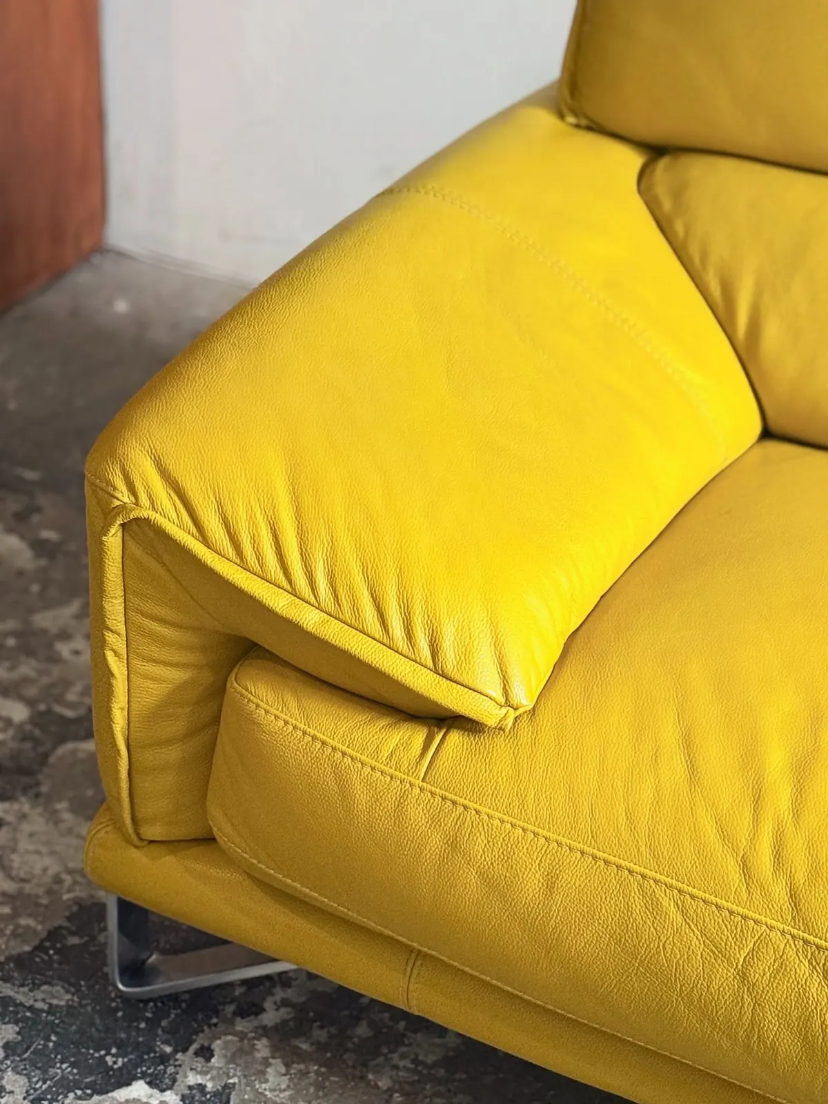 Dreisitzer-Sofa MUSE, Leder in Zitronengelb — 6