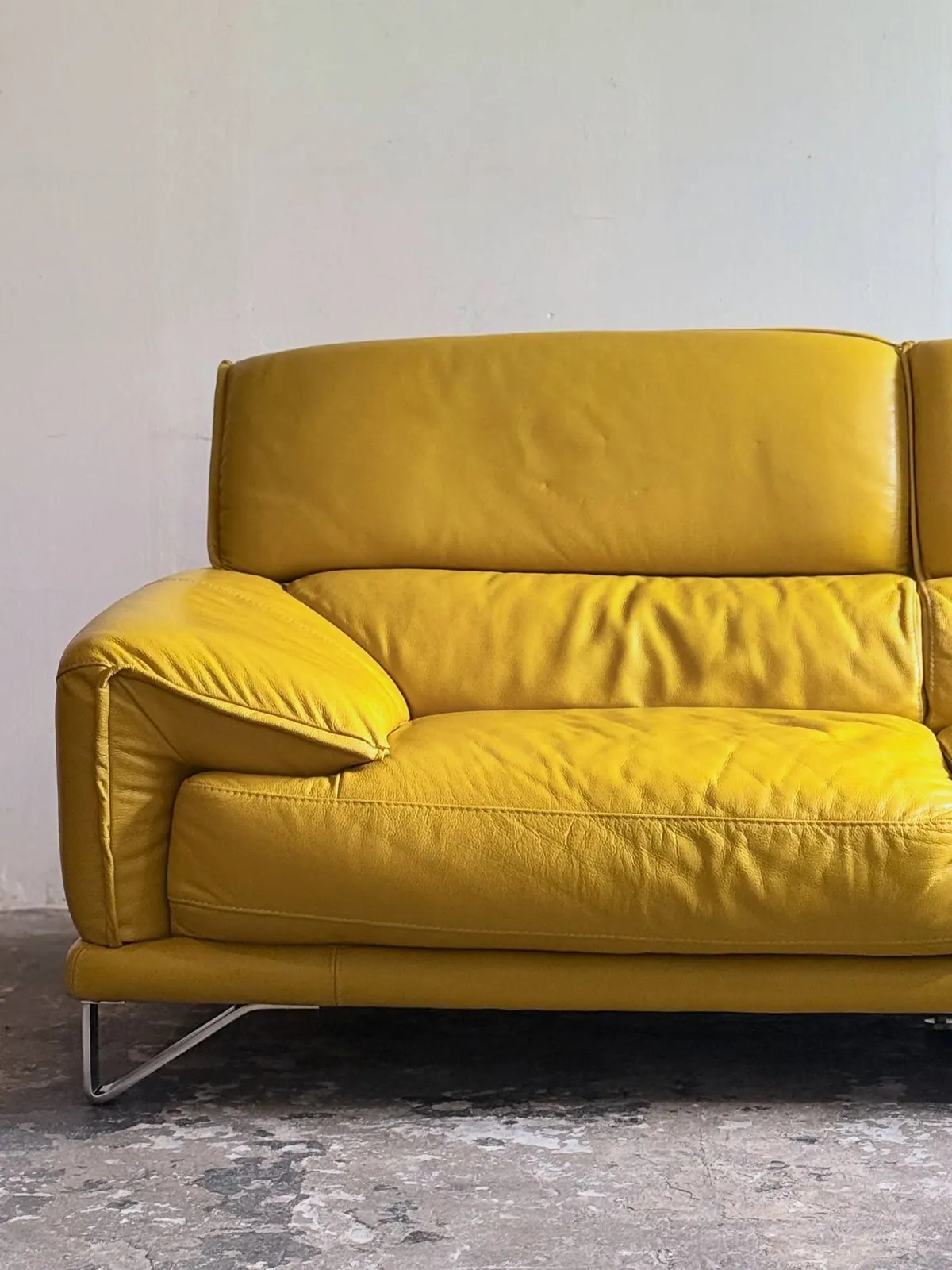 Dreisitzer-Sofa MUSE, Leder in Zitronengelb — 7