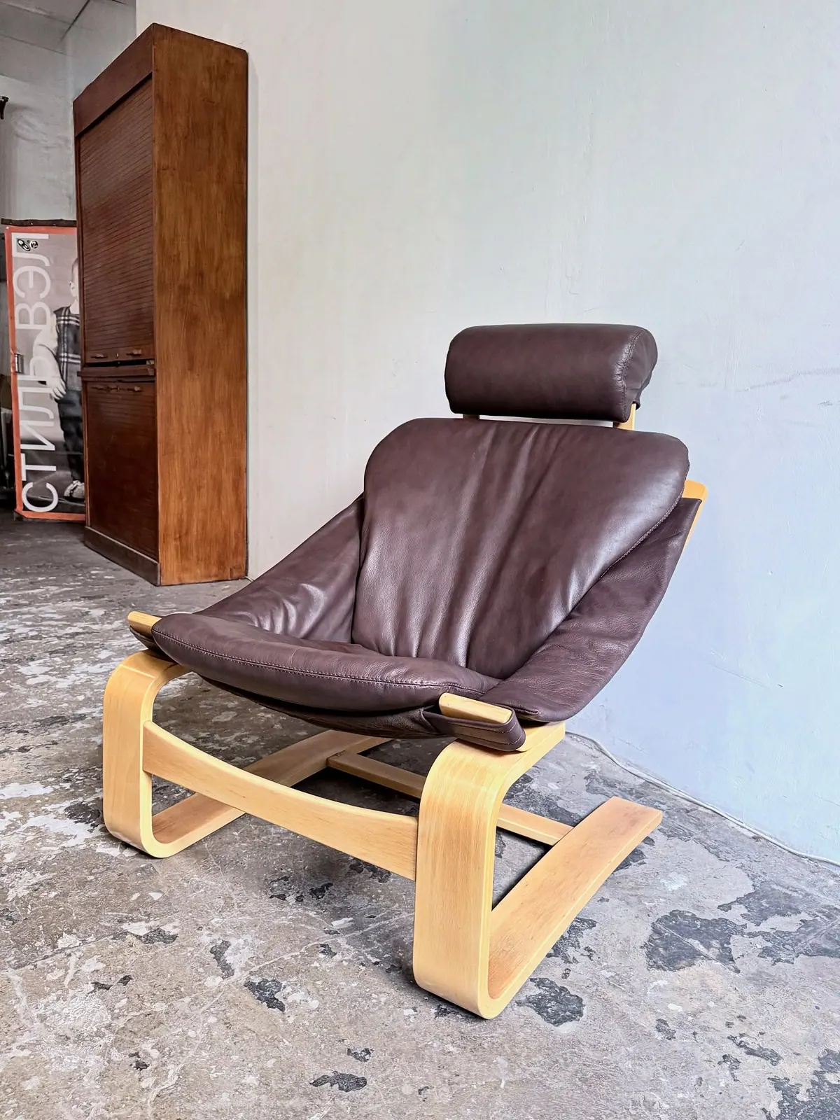 Nelo lounge chair, grape-blueberry leather