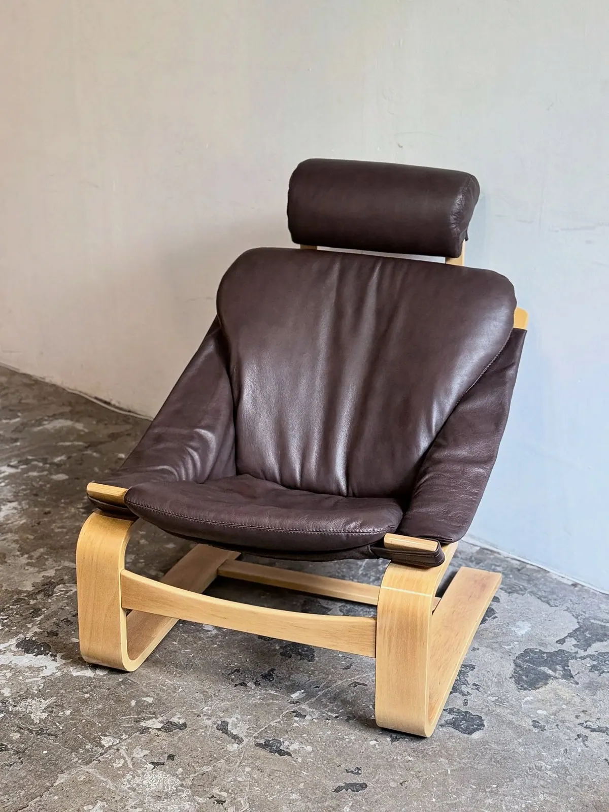 Loungesessel von Nelo, Leder in Trauben-Blaubeer — 2