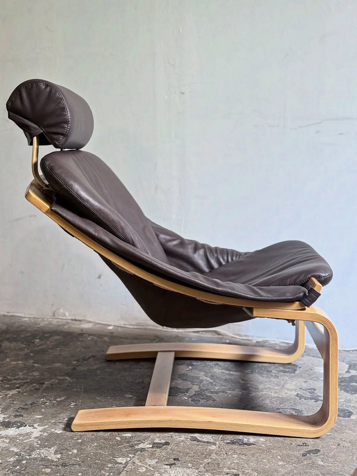 Loungesessel von Nelo, Leder in Trauben-Blaubeer — 3