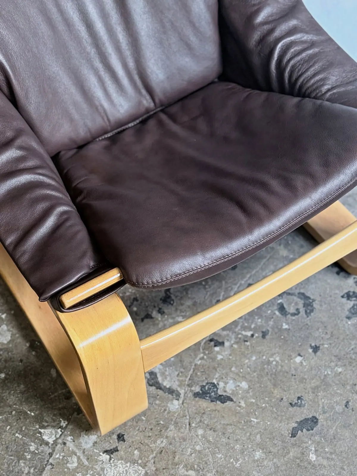 Loungesessel von Nelo, Leder in Trauben-Blaubeer — 4