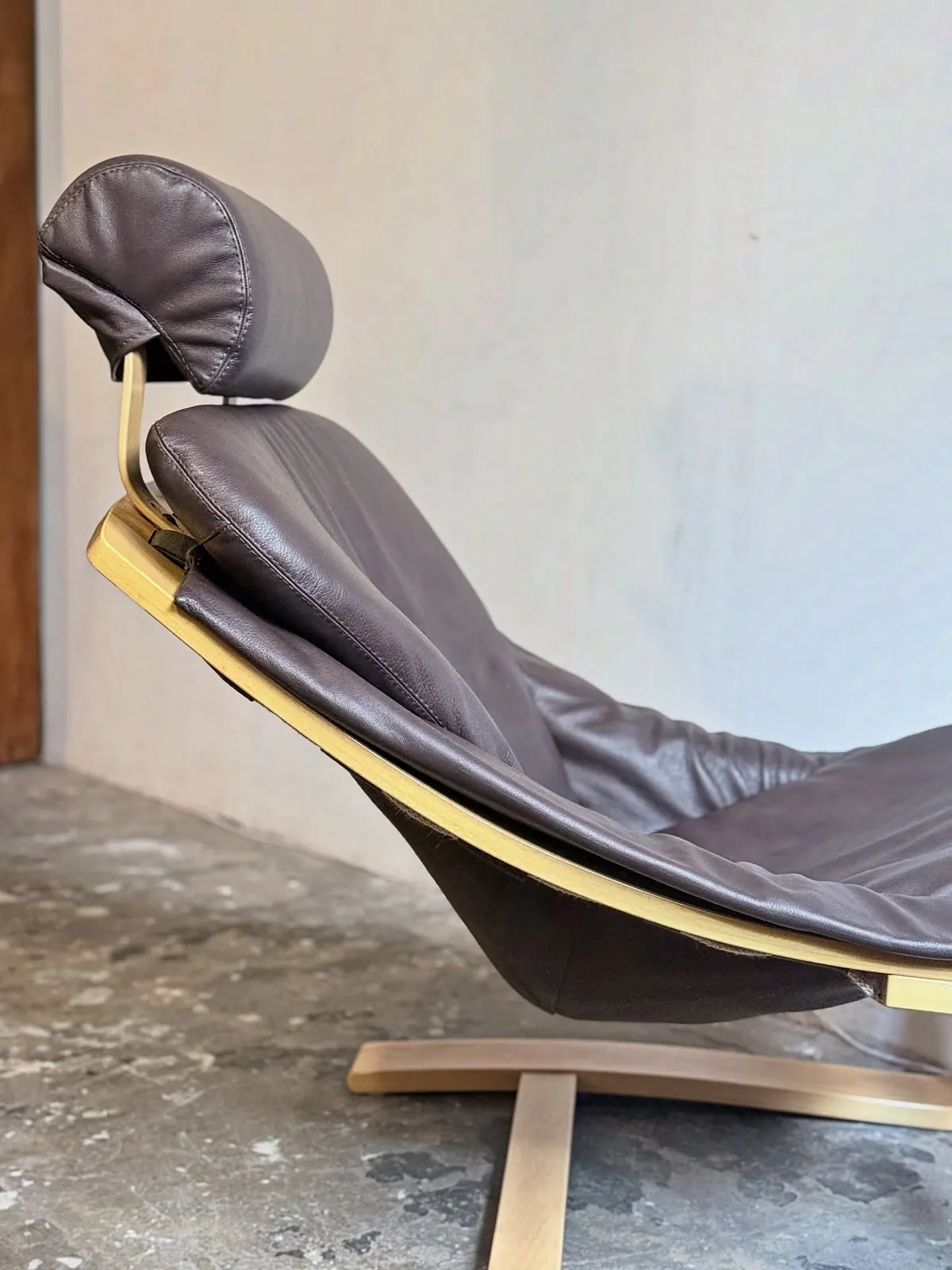 Loungesessel von Nelo, Leder in Trauben-Blaubeer — 6
