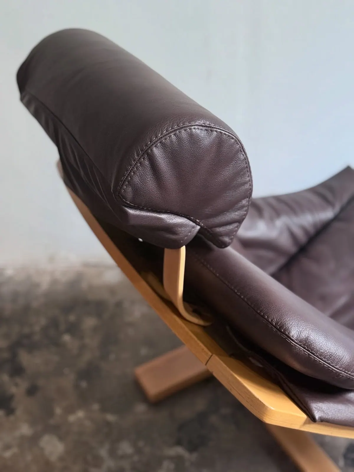 Loungesessel von Nelo, Leder in Trauben-Blaubeer — 7