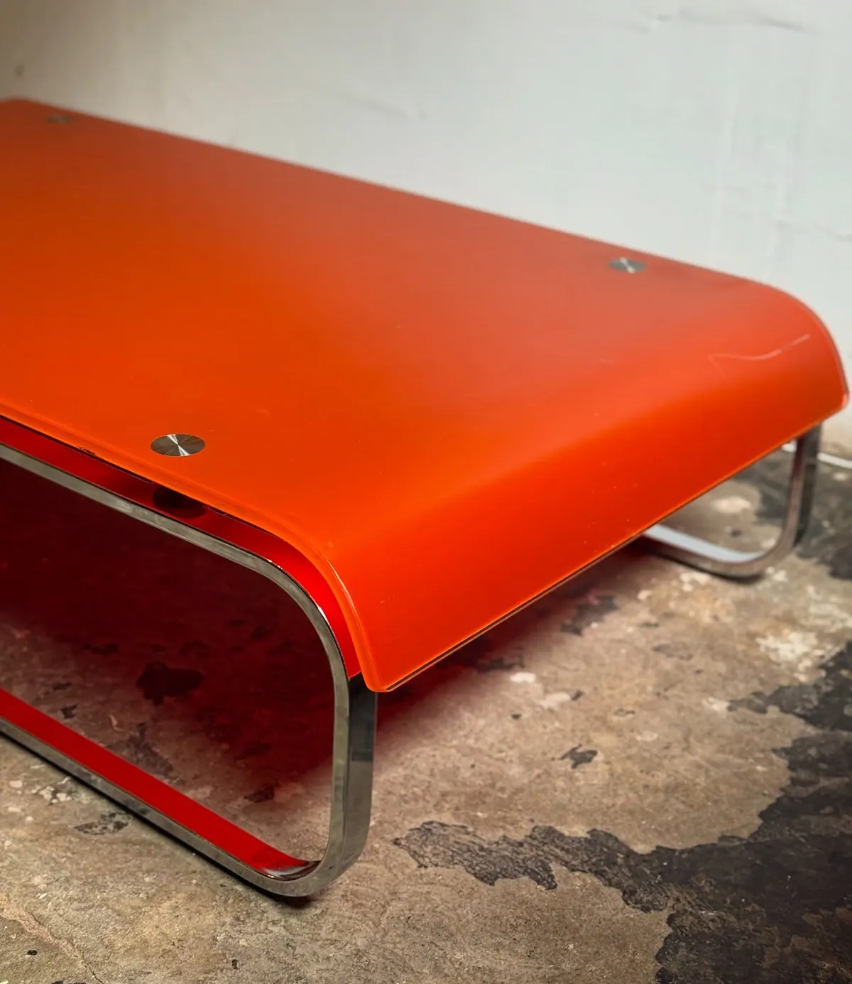 Couchtisch mit orangefarbener Glasplatte, Chrom — 2
