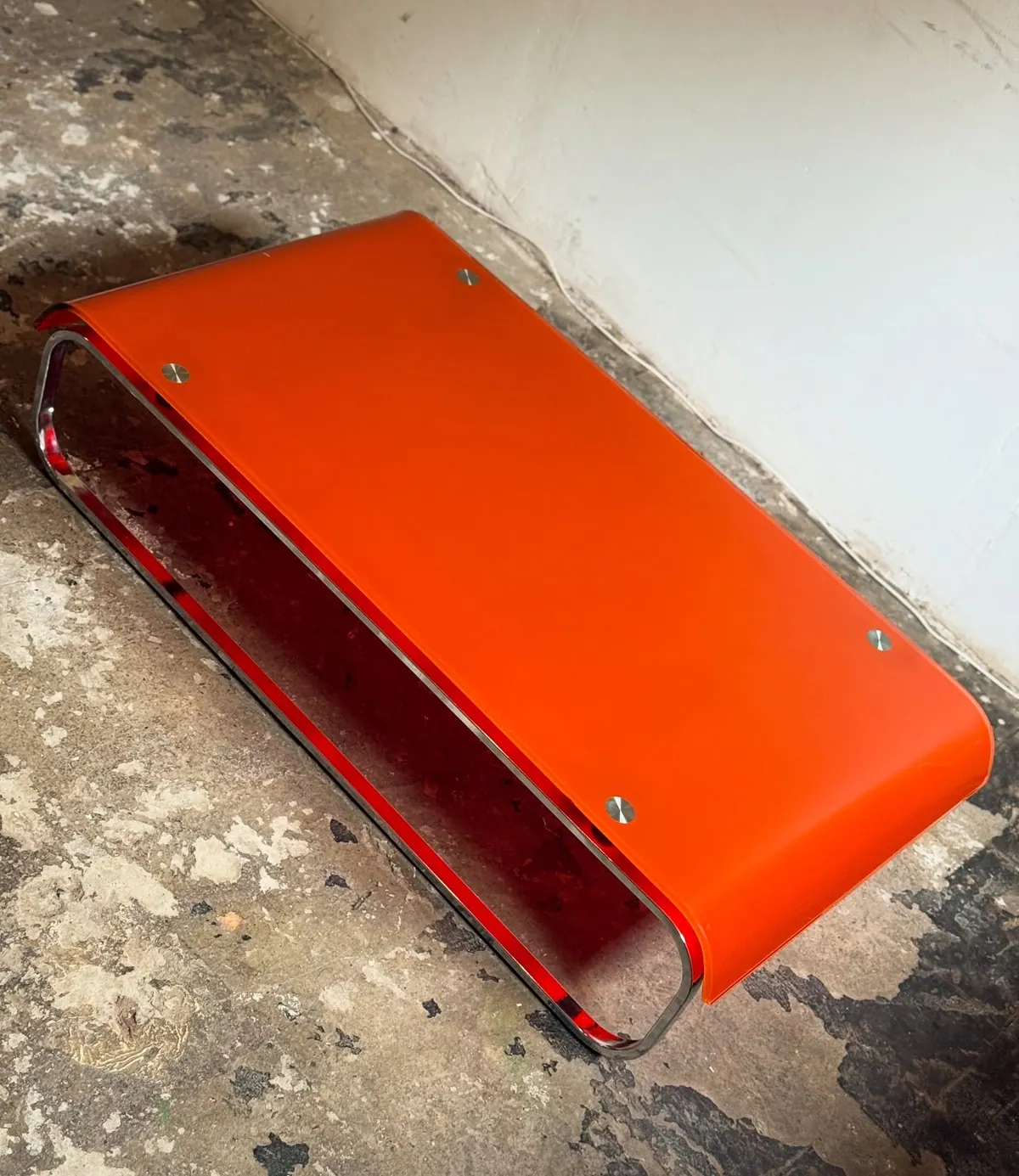 Couchtisch mit orangefarbener Glasplatte, Chrom — 3