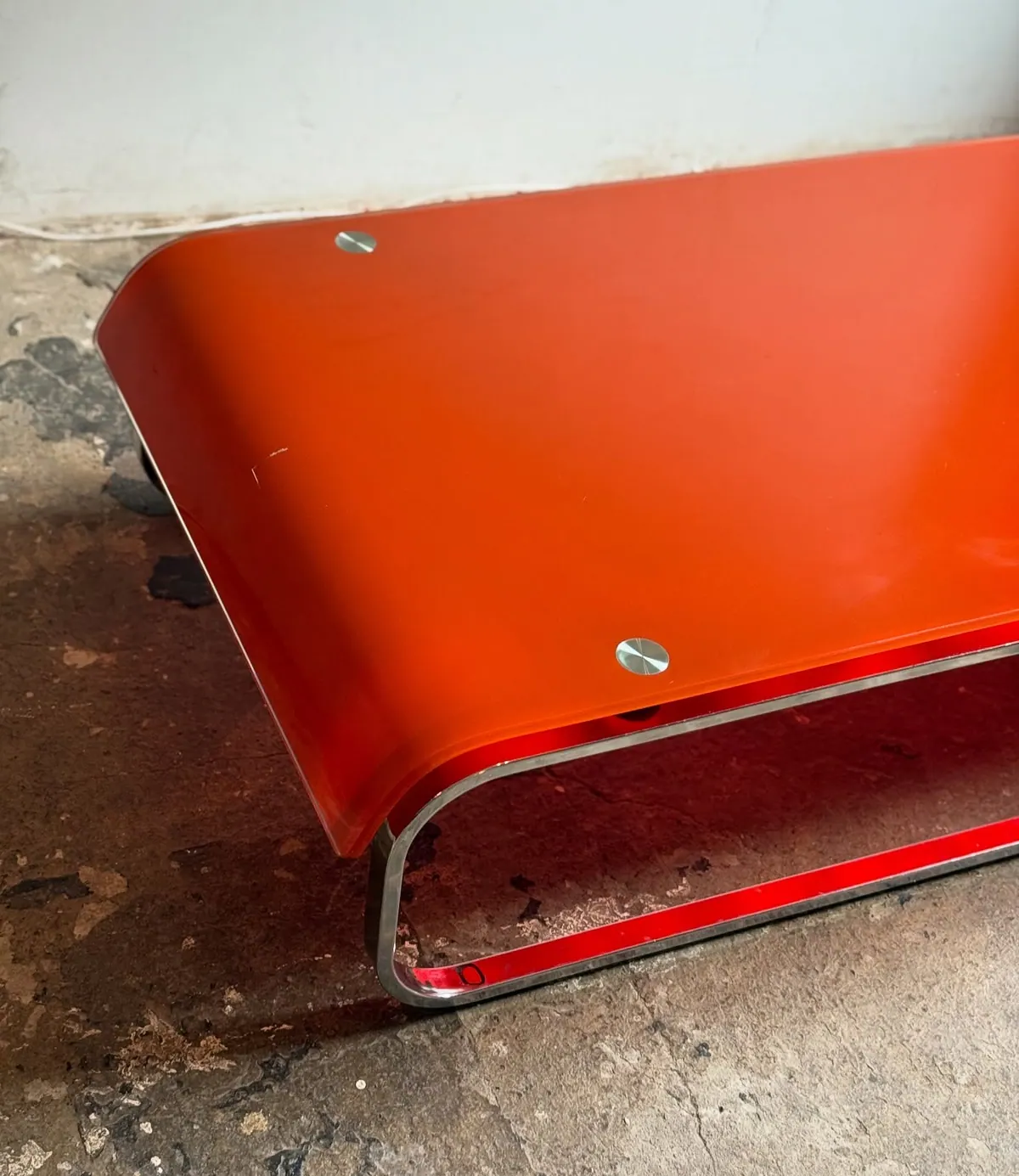 Couchtisch mit orangefarbener Glasplatte, Chrom — 5