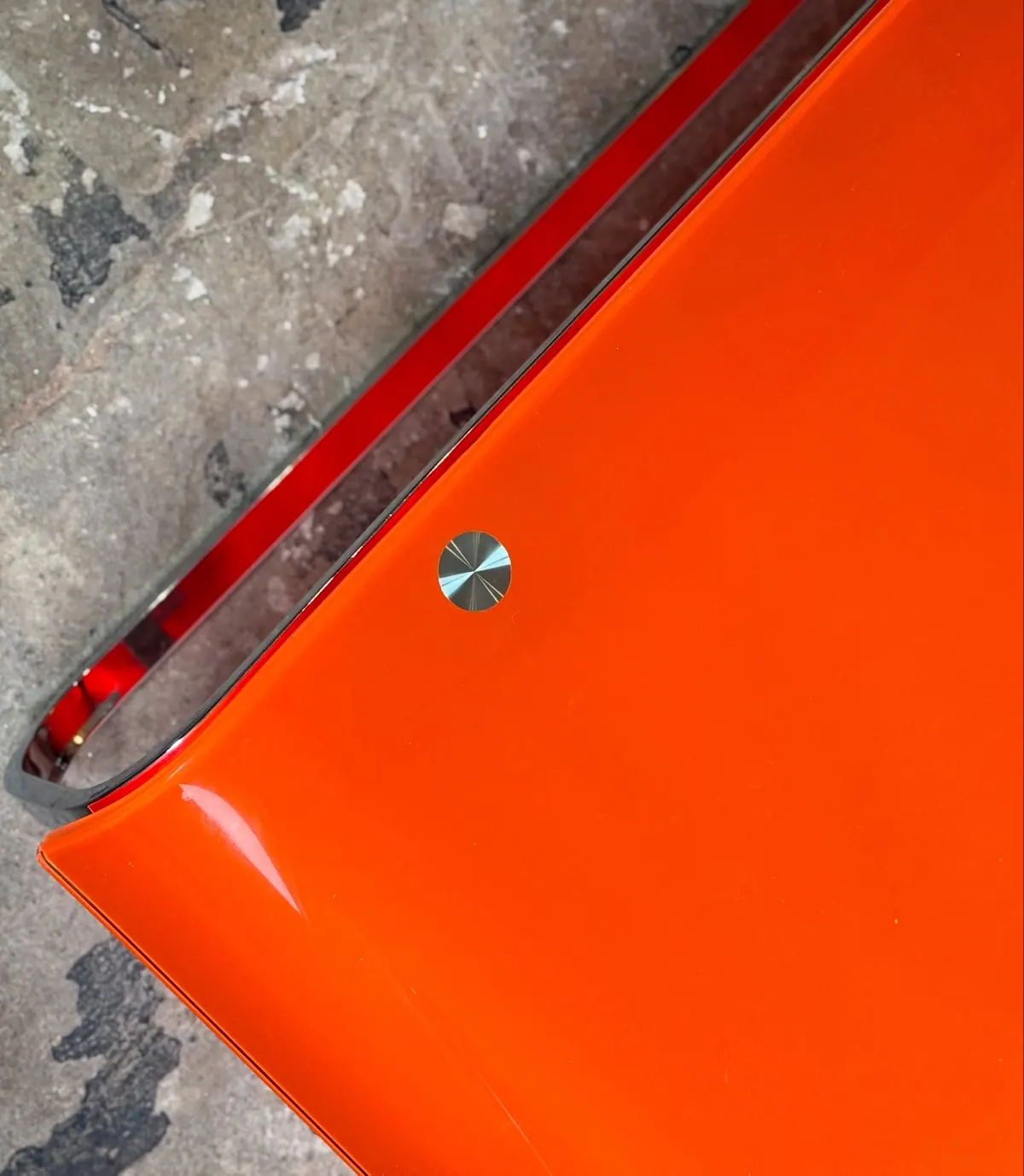 Couchtisch mit orangefarbener Glasplatte, Chrom — 9