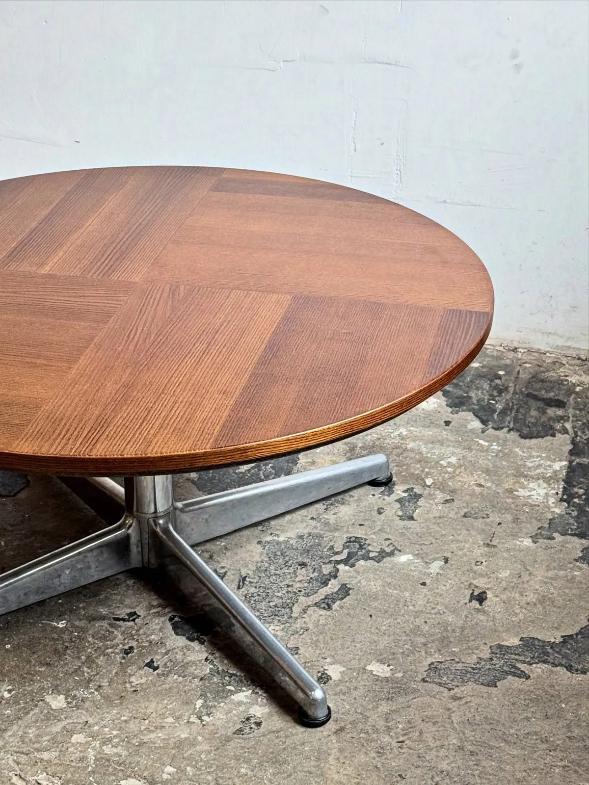Round coffee table in the style of Ward Bennett