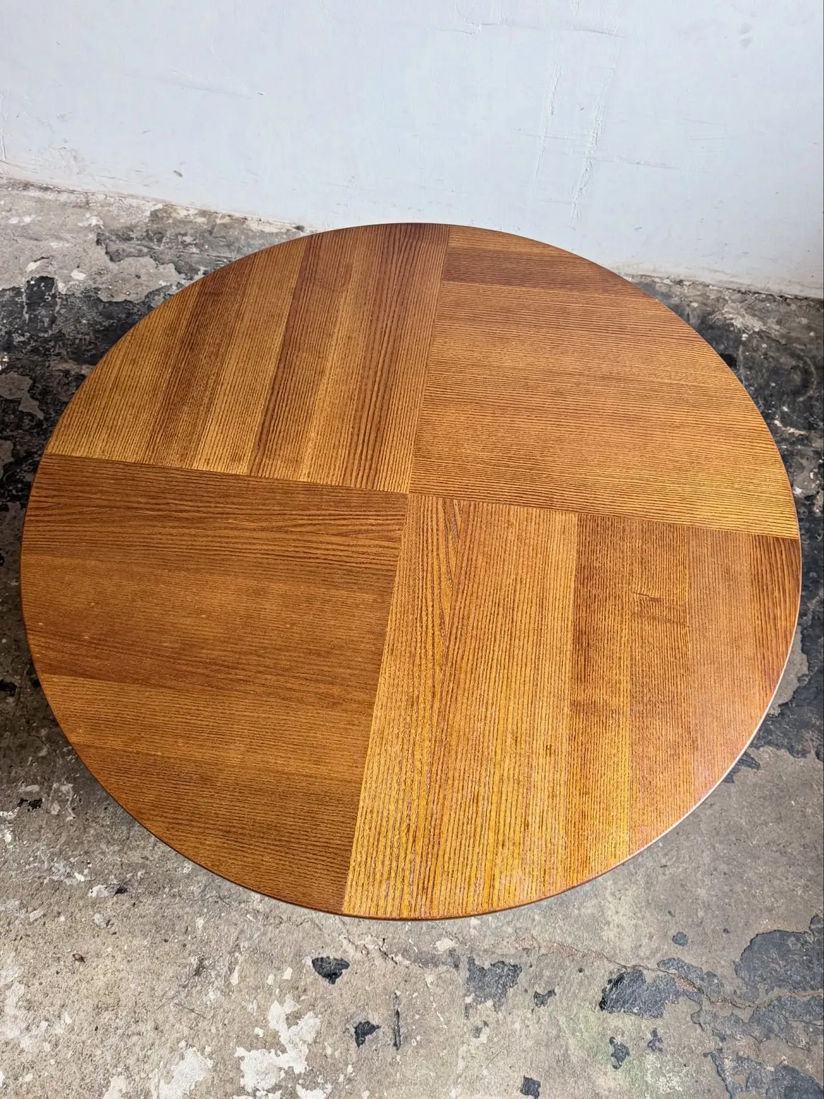 Round coffee table in the style of Ward Bennett — 2