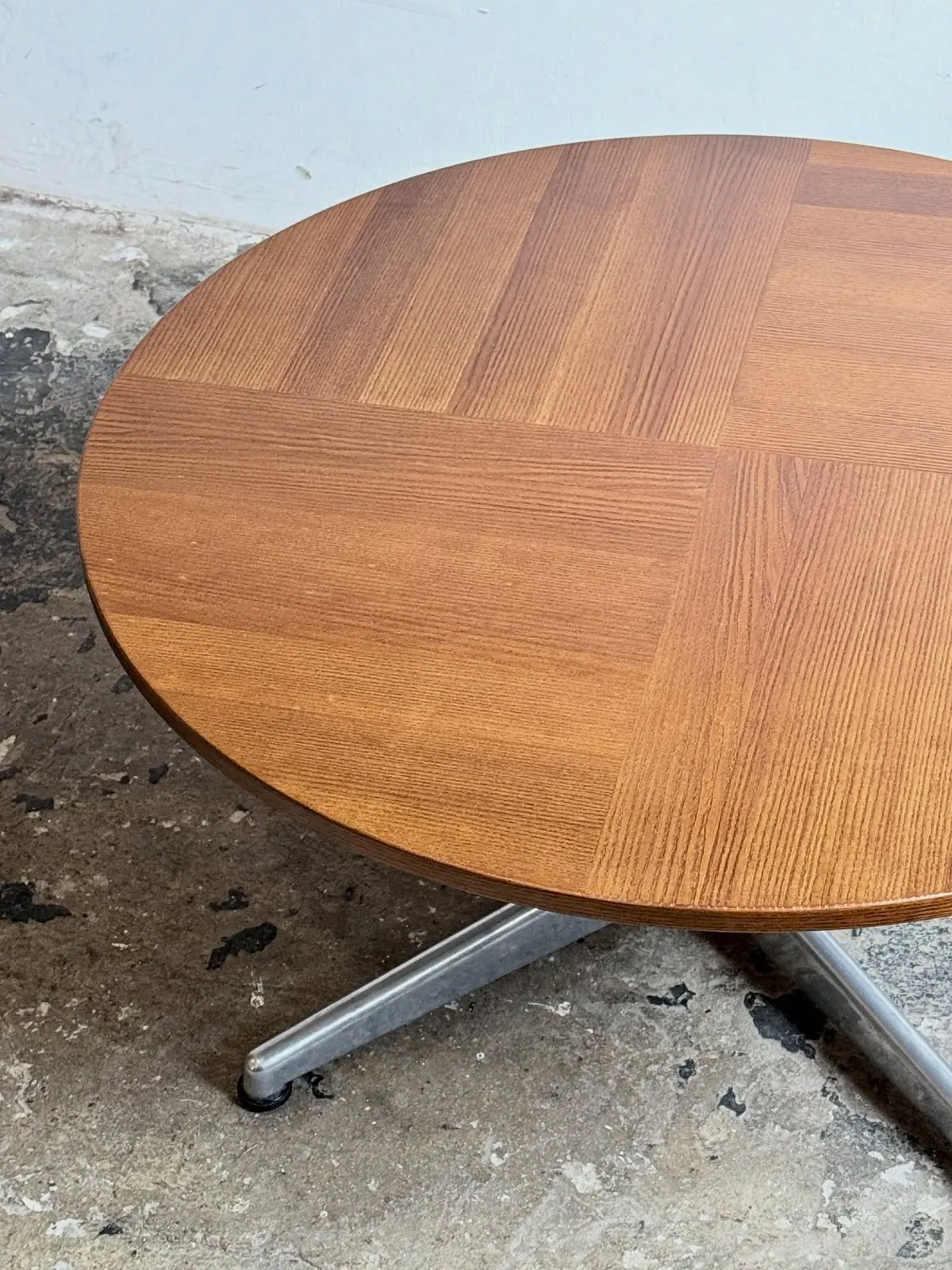 Round coffee table in the style of Ward Bennett — 3