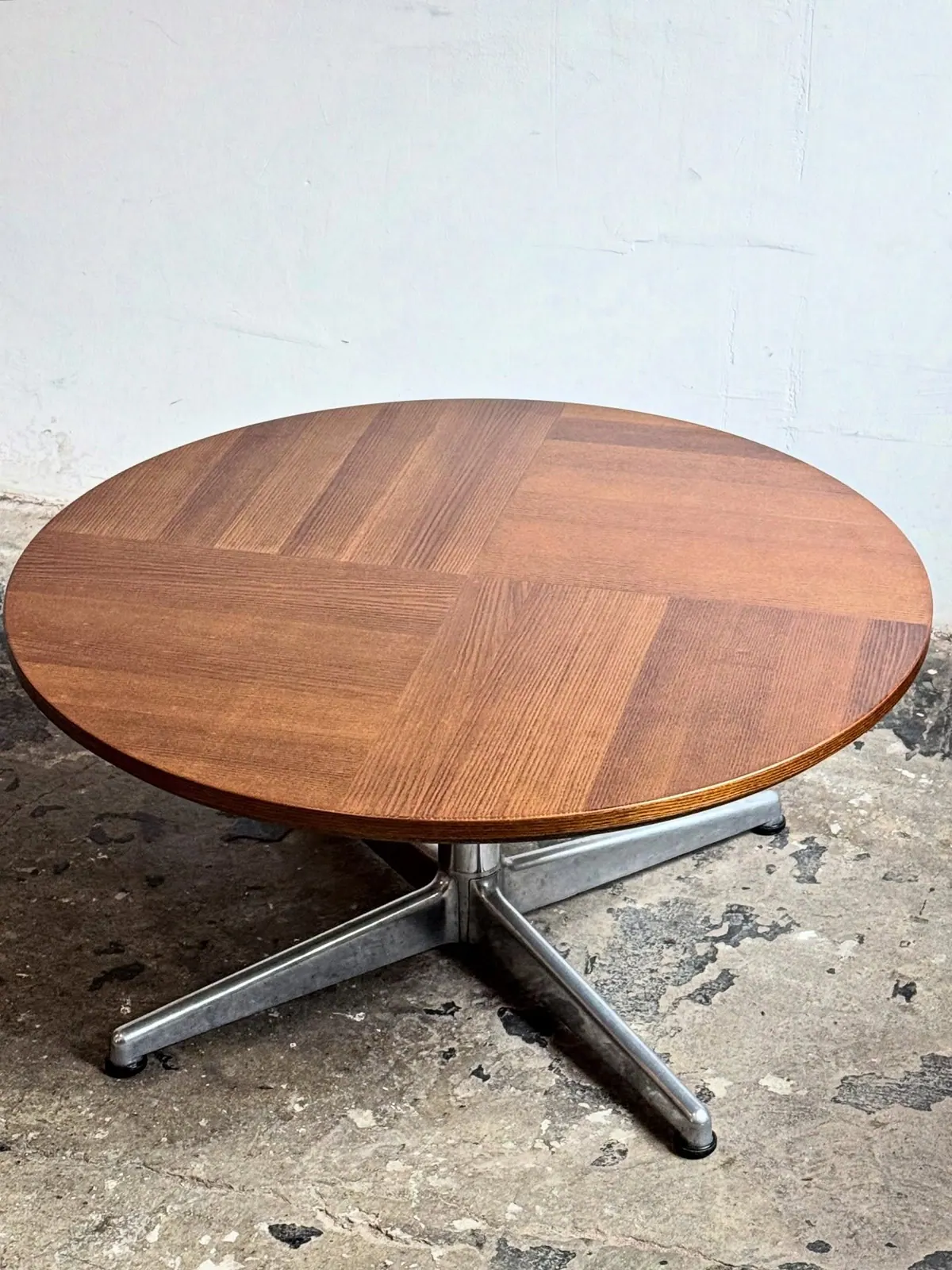 Round coffee table in the style of Ward Bennett — 4