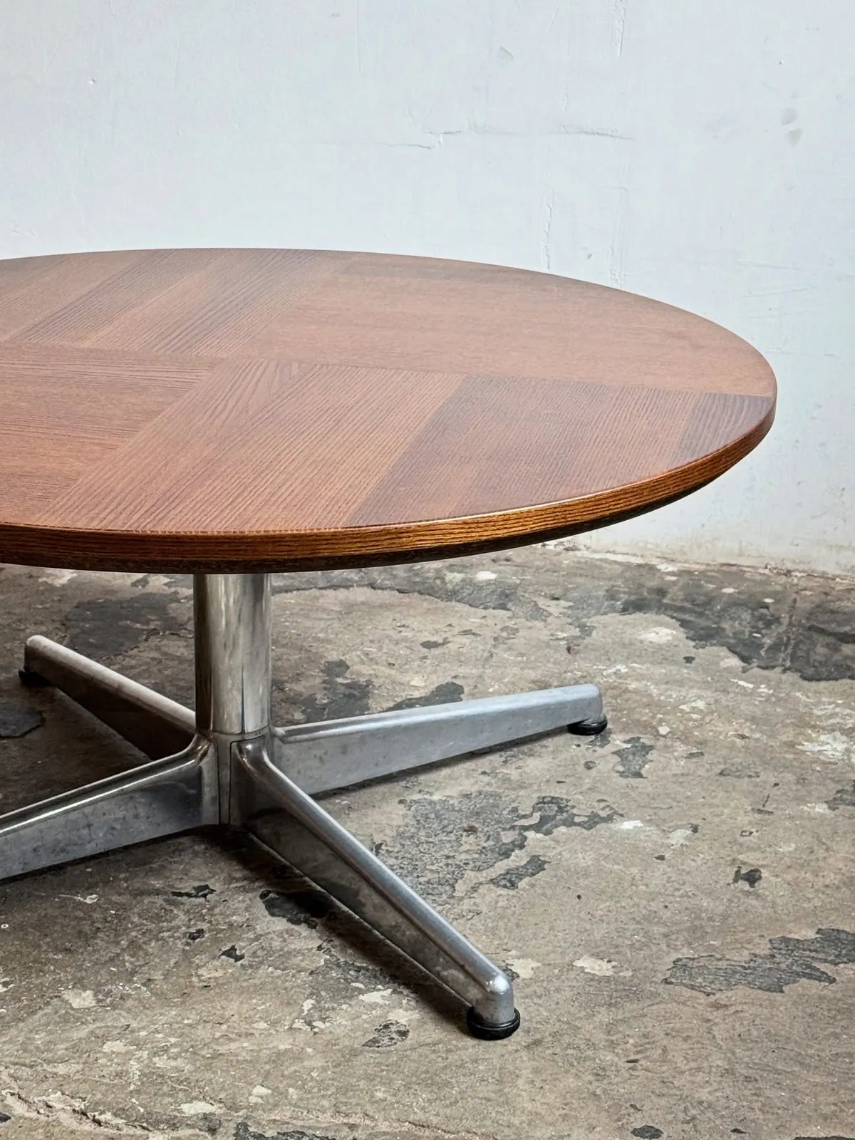 Round coffee table in the style of Ward Bennett — 6