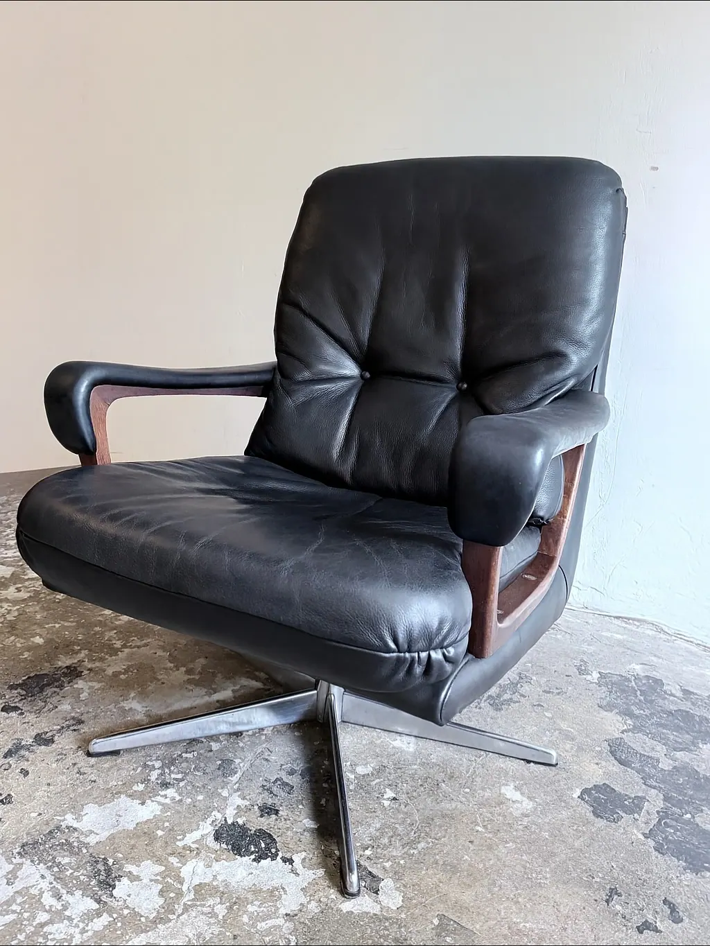 Strässle swivel armchair, black leather and walnut