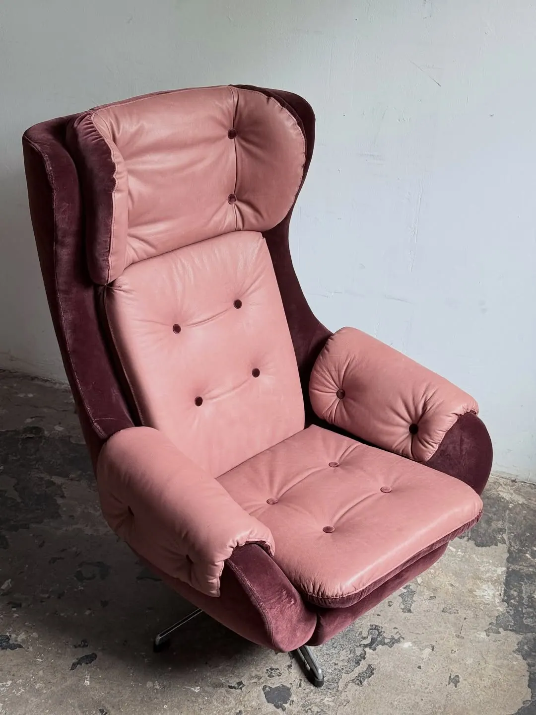 UP Závody swivel lounge chair, pink leather and plum velvet
