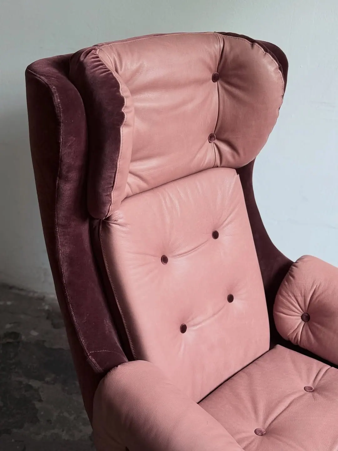 Drehbarer Loungesessel von UP Závody, rosa Leder und pflaumenfarbener Samt — 2
