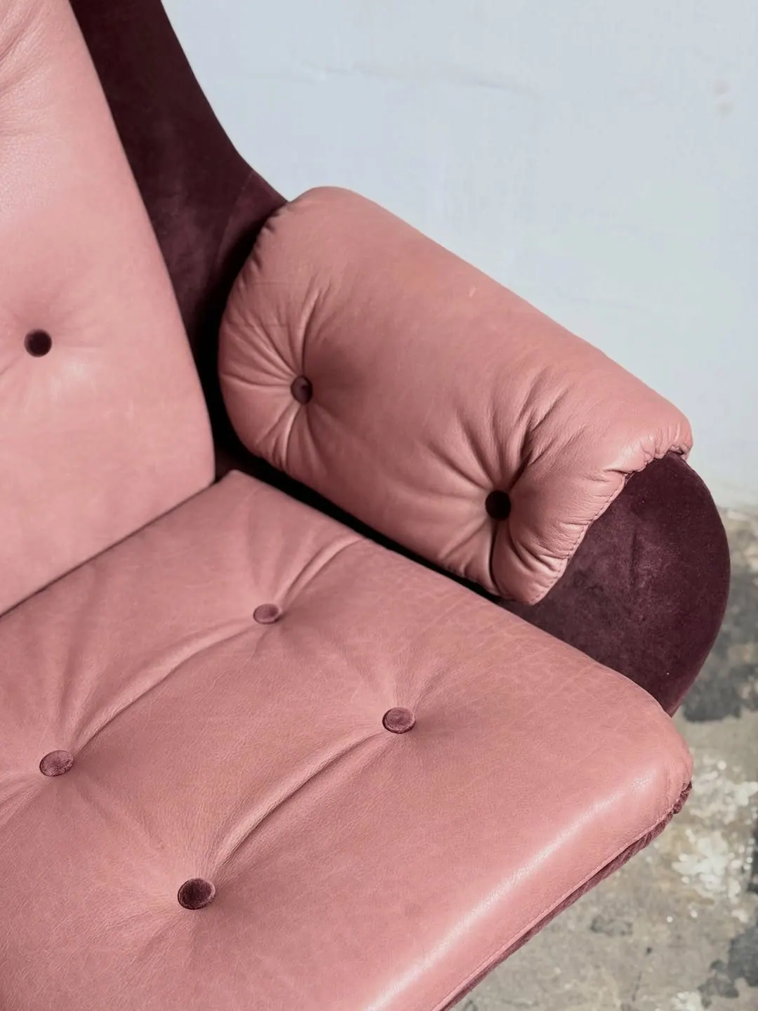 Drehbarer Loungesessel von UP Závody, rosa Leder und pflaumenfarbener Samt — 4