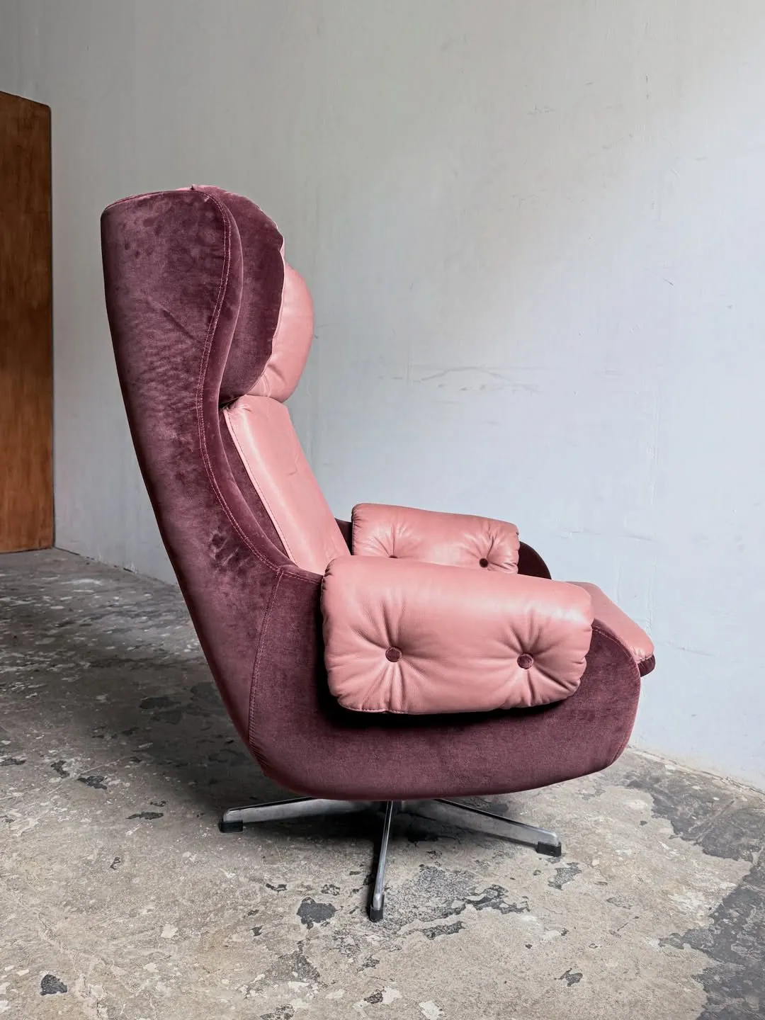 Drehbarer Loungesessel von UP Závody, rosa Leder und pflaumenfarbener Samt — 5