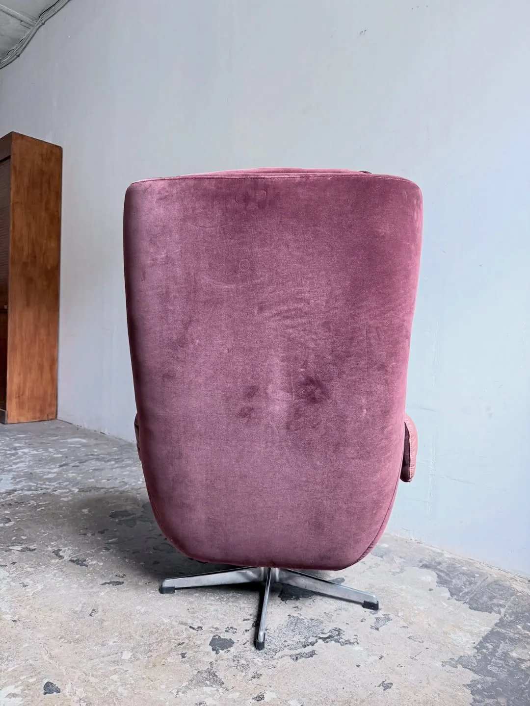 Drehbarer Loungesessel von UP Závody, rosa Leder und pflaumenfarbener Samt — 6