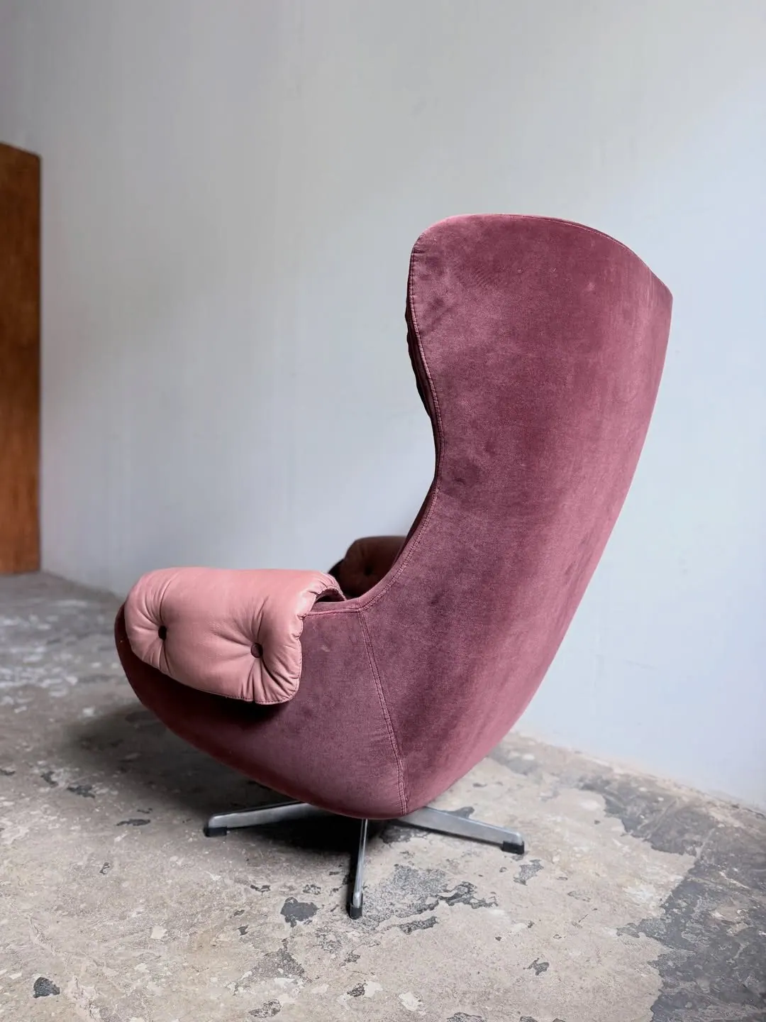 Drehbarer Loungesessel von UP Závody, rosa Leder und pflaumenfarbener Samt — 7